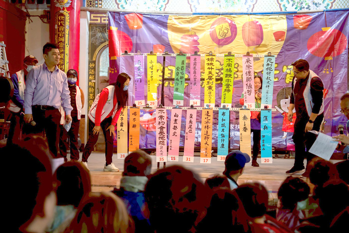 金門家扶中心辦理親子猜謎鬧元宵暨踩街活動，現場洋溢濃厚的元宵節歡樂氣氛。（金門家扶中心提供）