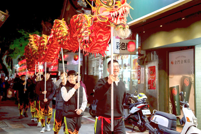 金門家扶中心辦理親子猜謎鬧元宵暨踩街活動，現場洋溢濃厚的元宵節歡樂氣氛。（金門家扶中心提供）