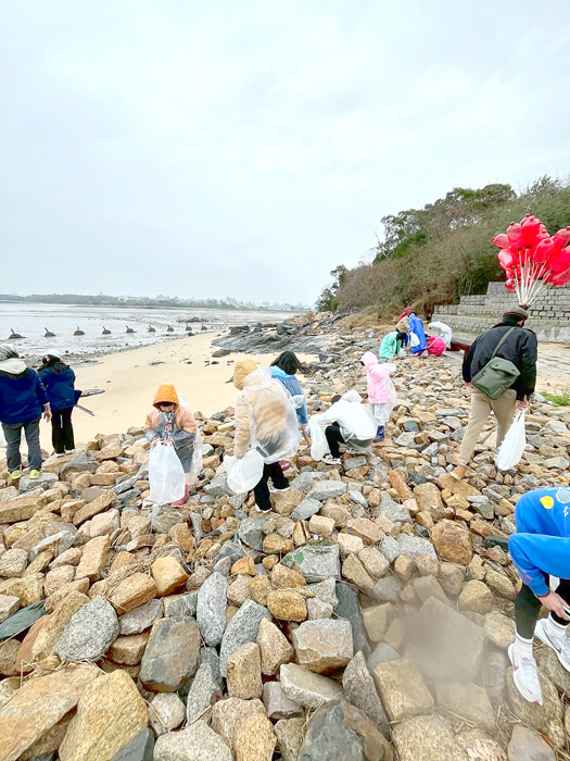 由當代藝術工作室發起的「愛海行動」淨灘活動，吸引民間團體與在地民眾熱情參與。（主辦單位提供）