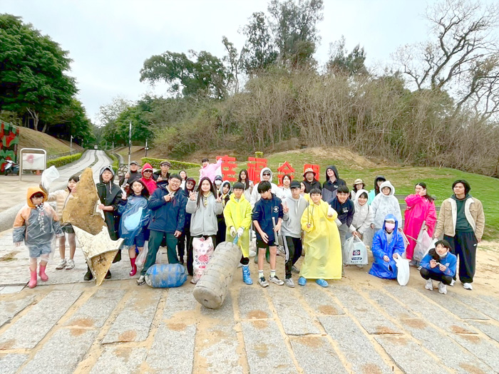 由當代藝術工作室發起的「愛海行動」淨灘活動，吸引民間團體與在地民眾熱情參與。（主辦單位提供）