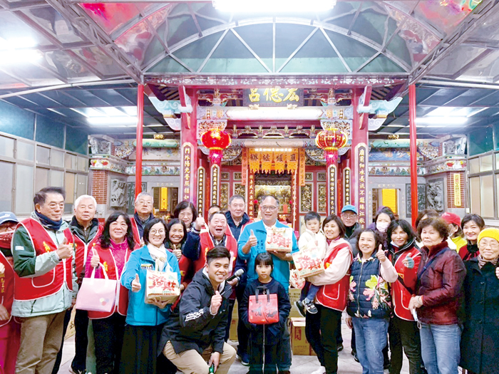 鳳翔社區慶元宵，到場祝賀的貴賓與鄉親合影。（鳳翔社區提供）