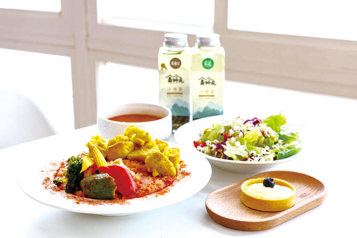 金獅苑蔬食餐廳採用落地窗設計並提供多元蔬食餐點，提供具金門風情的味覺與視覺體驗。（翻攝金門觀光旅遊網）