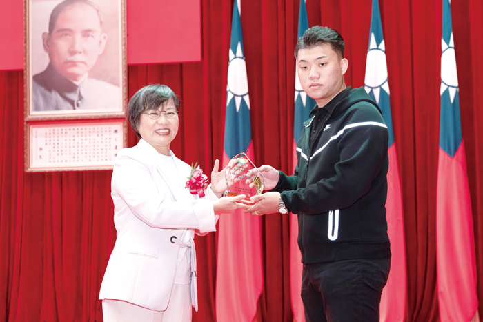 內政部長劉世芳頒獎給績優役男王柏儒。（消防局提供）