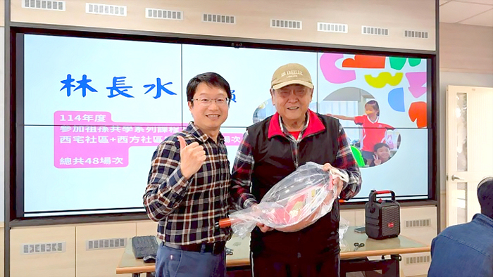 烈嶼鄉樂齡學習中心辦理「樂齡優秀學員」表揚活動，肯定學員們長期投入與優異表現。（西口國小提供）