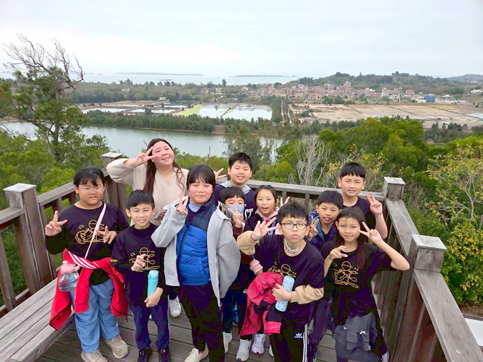 述美國小辦理「開學新春祈願-健走登山認識家鄉活動」，學子走出教室前進「馬山」、「三獅山」、「天摩山」、「金龜山」、「五虎山」、「獅山」等，認識學區周邊環境，期藉登高望遠活動促進健康，也為新的一年和新學期留下自我期許。（述美國小提供）