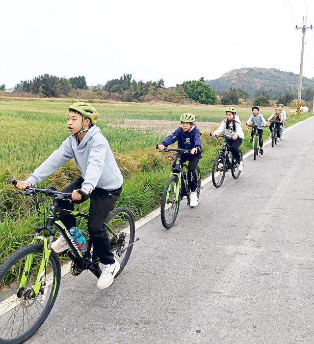 述美國小辦理「開學新春祈願-健走登山認識家鄉活動」，學子走出教室前進「馬山」、「三獅山」、「天摩山」、「金龜山」、「五虎山」、「獅山」等，認識學區周邊環境，期藉登高望遠活動促進健康，也為新的一年和新學期留下自我期許。（述美國小提供）