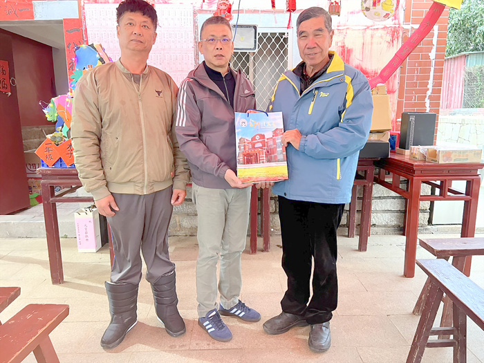 議員蔡其雍（中）向鄉親致意。（蔡厝民享社區發展協會提供）