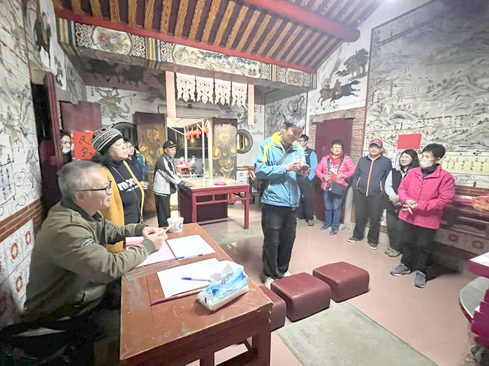 乞龜。（蔡厝民享社區發展協會提供）