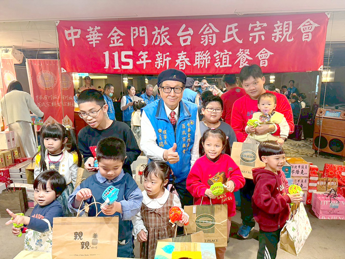 新春團拜送小朋友禮物，送長者敬老紅包。（旅台翁氏宗親會提供）