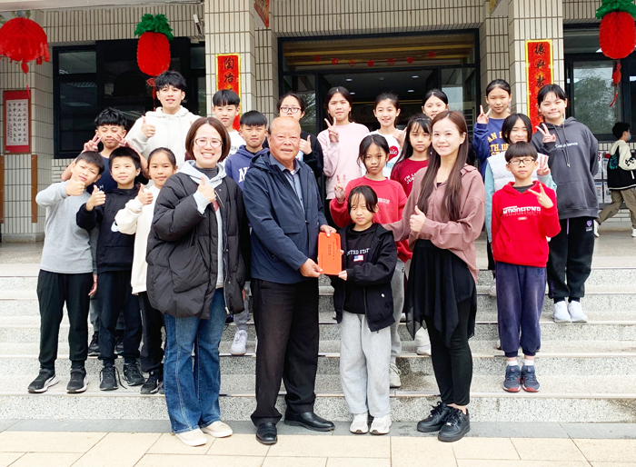 洪成發議員（前左二）致贈程儀予卓環國小直笛隊祝福比賽勇奪佳績。（洪成發議員服務處提供）