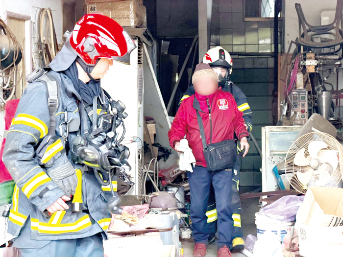 救災人員撲滅火勢並救出受困民眾。（消防局提供）