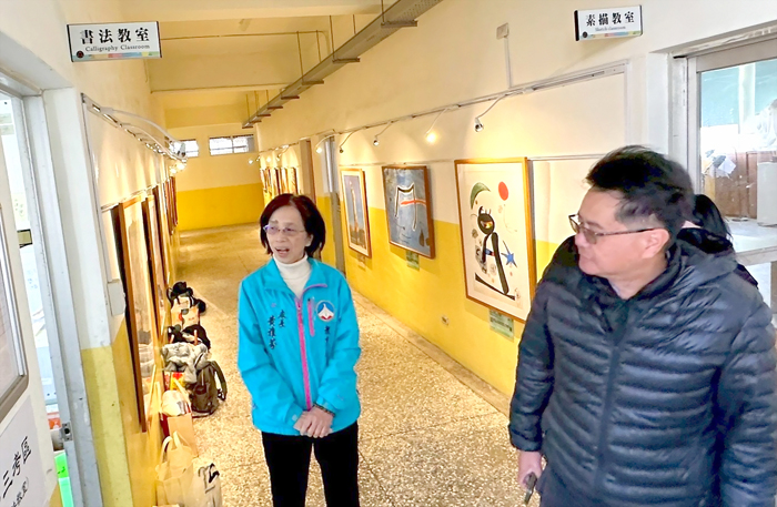 教育處處長黃雅芬（左）與社教科科長周祥敏（右）巡視考場、關心考生。（中正國小提供）