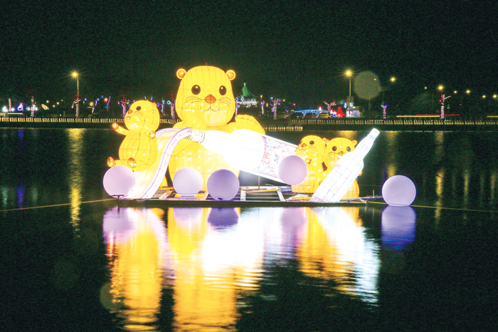 2026年金門元宵燈會在金城鎮莒光湖畔共融公園周邊熱鬧登場，以「光舞樂園‧馬躍金門‧慶元宵」為主題。（翻攝樂遊金門臉書）