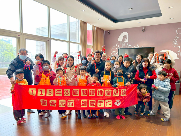 金沙鎮圖書館辦理閱讀推廣活動，親子們在邱智芬老師帶領下體驗扭扭棒燈籠手作。（金沙鎮圖書館提供）