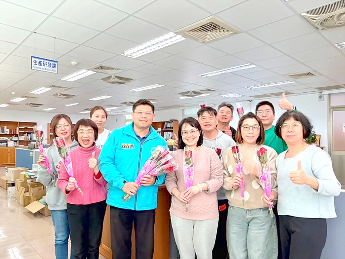 金門縣陶瓷廠特別準備溫馨小禮，致贈廠內每一位女性同仁。（陶瓷廠提供）