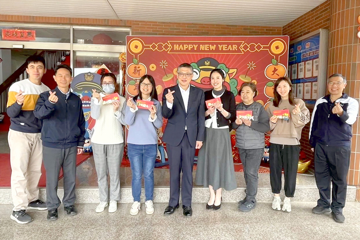 金門縣警察局局長黃壬聰率同副局長蘇有義、督察長吳俊德，特別向局內女性同仁致上誠摯的婦女節祝福。（取自縣警局粉絲專頁）