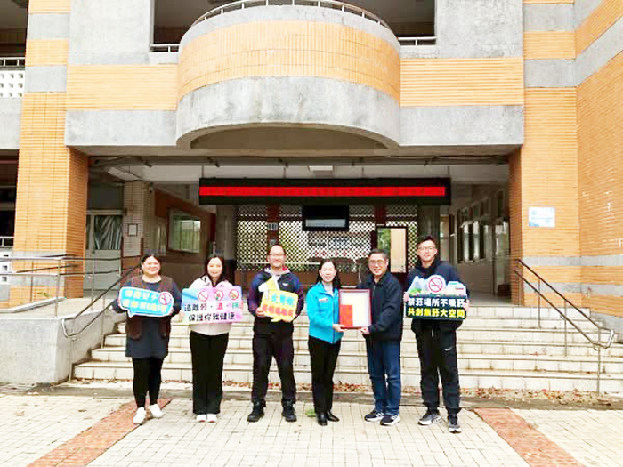 衛生局舉辦「114年無菸校區周邊環境創意佈置競賽」，經評選後計有12所學校表現優異、脫穎而出。（衛生局提供）