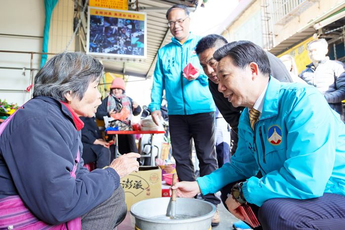 金門縣在經濟部辦理的「年度商品標示業務績效考核」全國評鑑中，榮獲「優等」肯定；縣長陳福海關心地區商家營業狀況，也希望讓民眾買得安心。（薛子軒攝）