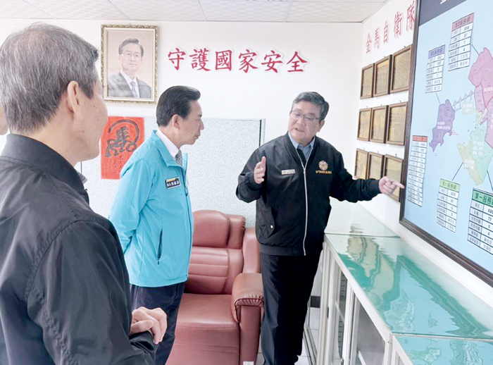 金門縣長陳福海前往金門縣榮民服務處拜會處長劉信義。（榮服處提供）