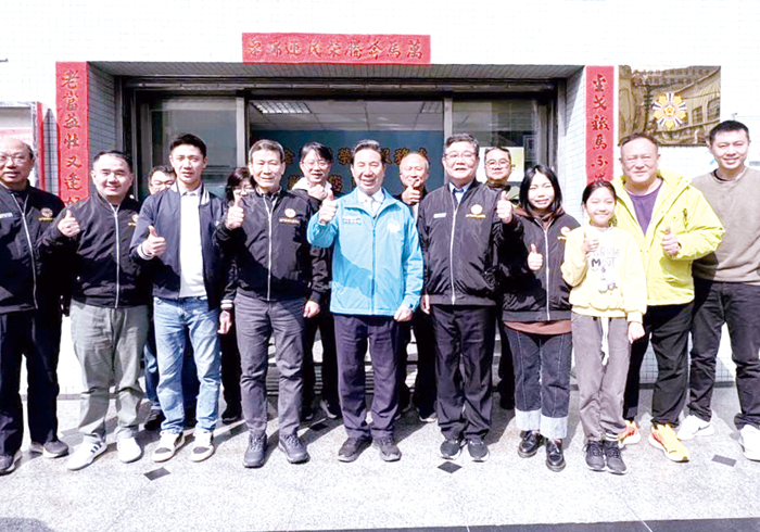 金門縣長陳福海前往金門縣榮民服務處拜會處長劉信義。（榮服處提供）