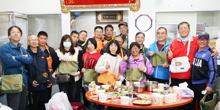 金沙國中總務主任施宏遠榮退，其唯一擔任過導師的305班學生特別辦理聚會、贈禮慶祝。他則透過絹印教學，親手印製有母校「沙中」字樣的小書包給學生作為紀念。
（施宏遠提供）