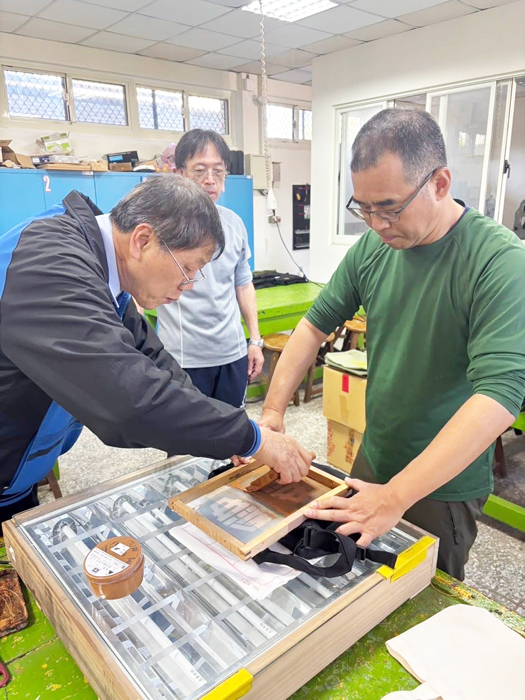 金沙國中總務主任施宏遠榮退，其唯一擔任過導師的305班學生特別辦理聚會、贈禮慶祝。他則透過絹印教學，親手印製有母校「沙中」字樣的小書包給學生作為紀念。
（施宏遠提供）