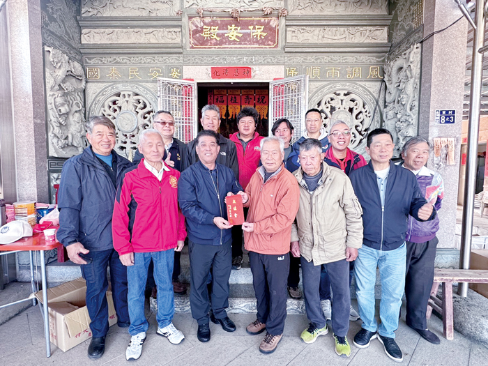 金湖鎮長陳文顧一行向包府王爺敬獻爐敬金，表達地方對神明的崇敬與感謝之意。（金湖鎮公所提供）
