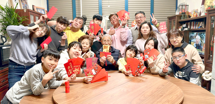 中正國小111周年校慶三代同堂傳承榮耀。（校方提供）