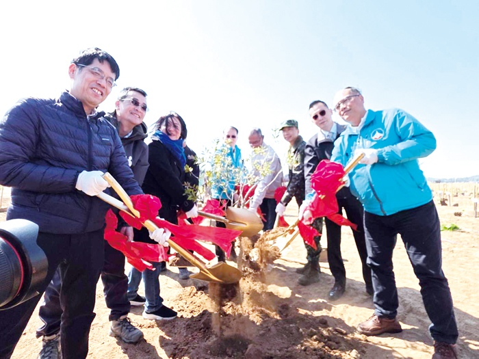 一一五年度植樹節活動，各界人士共同參與。（許峻魁攝）