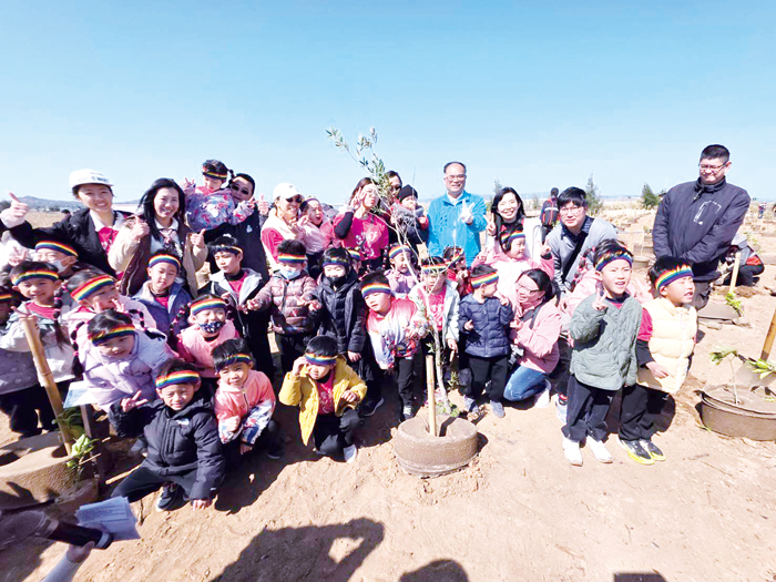 副縣長李文良與參加植樹活動的孩子們合影。（許峻魁攝）