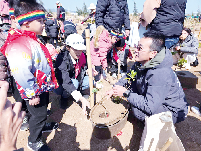 議員董森堡指導小朋友種樹。（許峻魁攝）