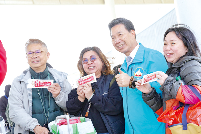 全國「台灣好行」路線評比，金門縣政府榮獲「郵輪式推動單位組」優等，縣長陳福海歡迎遊客造訪金門。（縣府提供）