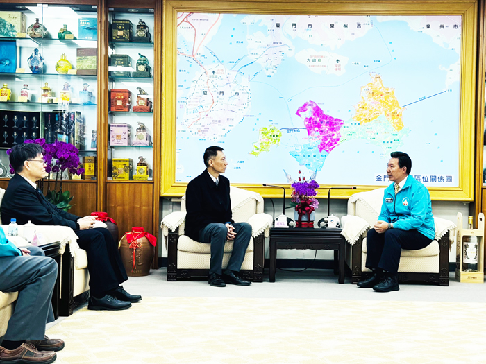 金門檢察分署檢察長毛有增、新任金門地檢署檢察長趙燕利拜會縣長陳福海，交流司法行政合作與廉政治理。（李映蓉攝）