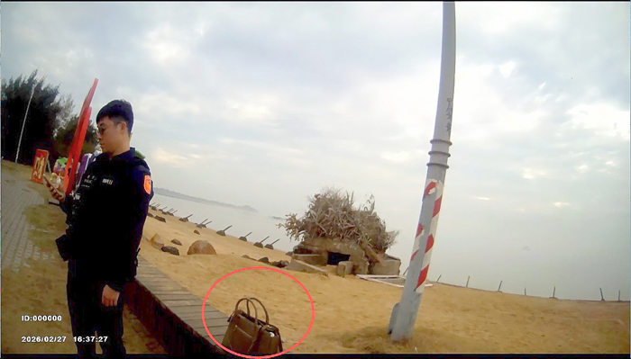 警方協助尋回失物，失主寫卡片表達謝意。（金城分局提供）