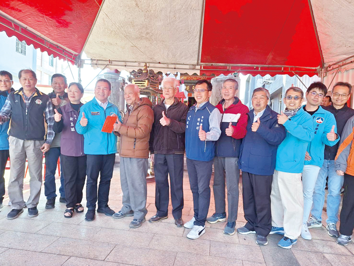 聖侯廟作醮，副縣長陳祥麟贈送爐敬金。（聖侯廟管委會提供）