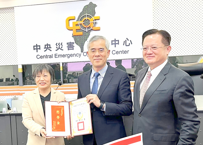 內政部部長劉世芳（左一）頒發「韌性臺灣」管考特優第1名獎項，由消防局局長呂英華（中）領獎。 （消防局提供）