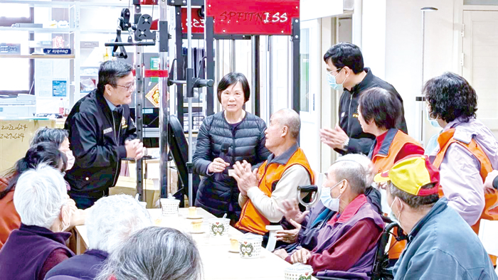 處長劉信義與志工、替代役男一同陪伴長者。（榮服處提供）