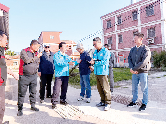 縣長陳福海會勘何厝聚落環境整建，強調排水規劃與整體環境提升。（李映蓉攝）