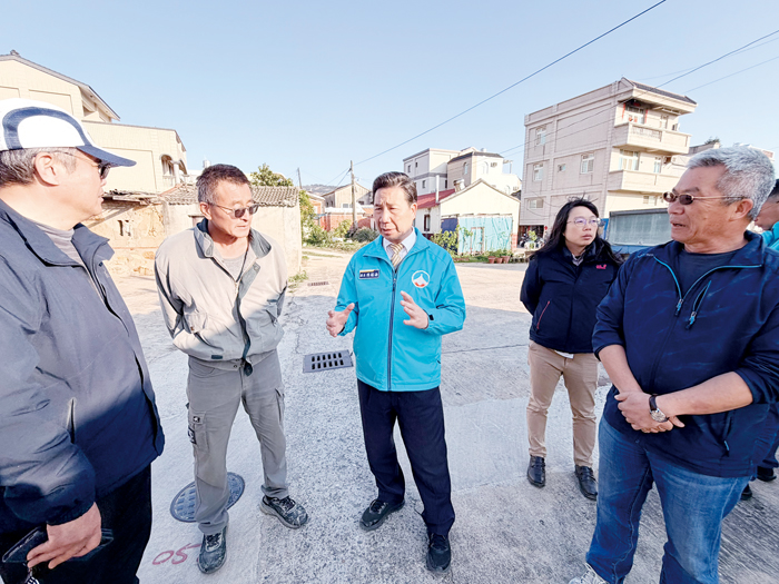 縣長陳福海會勘何厝聚落環境整建，強調排水規劃與整體環境提升。（李映蓉攝）