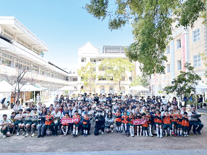 慶祝童軍節，教育處昨日辦理童軍節表揚，現場參加的童軍們大合影。（金門縣童軍會提供）