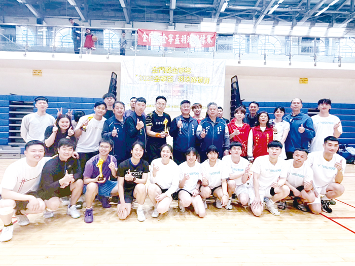 金寧鄉長楊忠俊頒獎表揚獲獎隊伍。（金寧鄉公所提供）