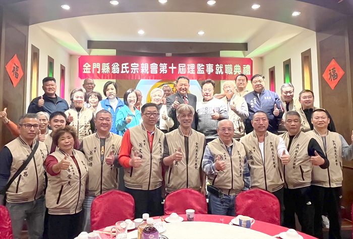 議長洪允典、理事長翁明楷與理監事合影。（高凡淳攝）