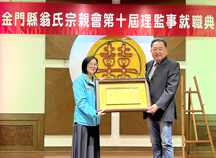 社會處長王茲繐（左）頒贈賀匾予理事長翁明楷（右）。（高凡淳攝）