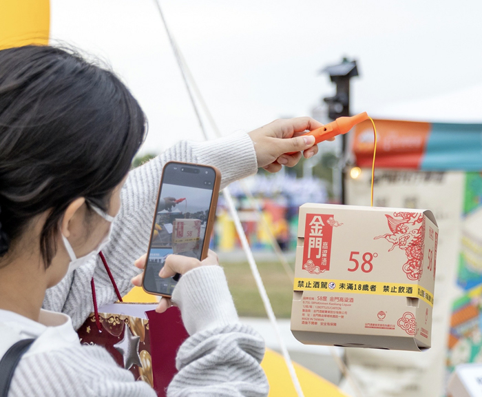 2026台灣燈會「相遇金門：跳島趣」主題展區，金酒燈籠與小水獺文創爆紅。
（觀光處提供）