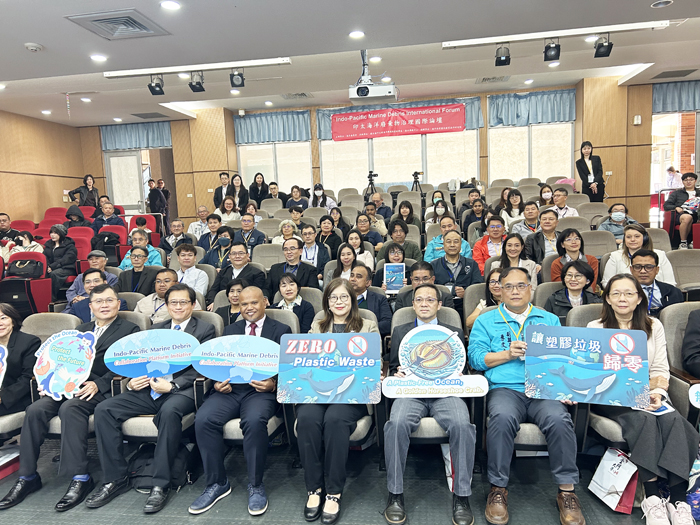 海洋委員會昨日在金門大學舉辦「印太海洋廢棄物治理國際論壇」，論壇合影。（許加泰攝）