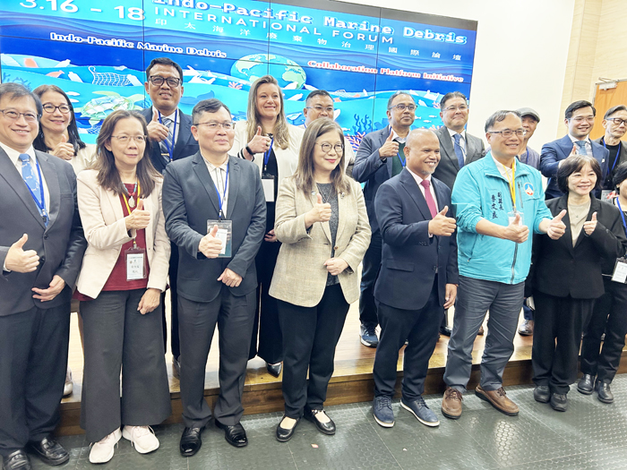 海洋委員會昨日在金門大學舉辦「印太海洋廢棄物治理國際論壇」，管碧玲主委、李文良副縣長歡迎學者、專家共聚金門交流。（許加泰攝）