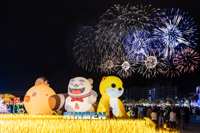 2026台灣燈會「相遇金門：跳島趣」主題展區，金酒燈籠與小水獺文創爆紅。
（觀光處提供）