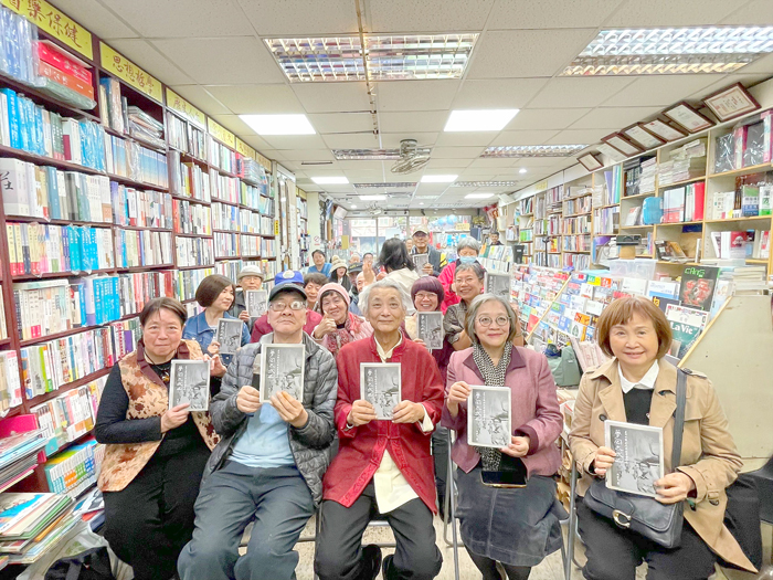 散文集《夢回太武山：半世紀前金門阿兵哥回憶錄》新書發表會，現場書友與到場來賓合影留念。（鍾永和提供）