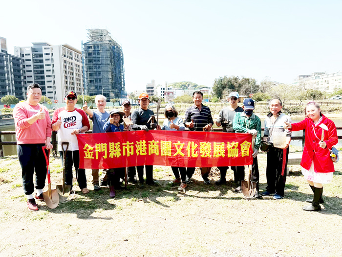 市港商圈發展協會於山外溪映碧潭流域周邊舉辦植樹行動。
（市港商圈發展協會提供）
