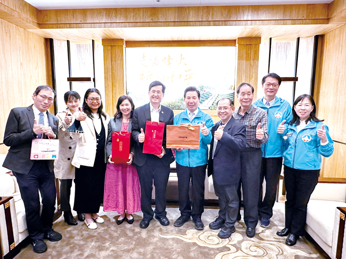 小港醫院醫療團隊拜會金門縣長陳福海，就推動「咀嚼吞嚥機能重建」合作事宜進行交流與討論。（陳冠霖攝）